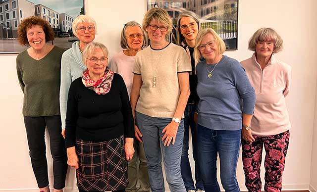 Gruppenfoto des Vorstands des Nachbarschaftshilfevereins Gib mir deine Hand e.V. aus Titisee-Neustadt. Mehrere Personen stehen nebeneinander und lächeln in die Kamera.